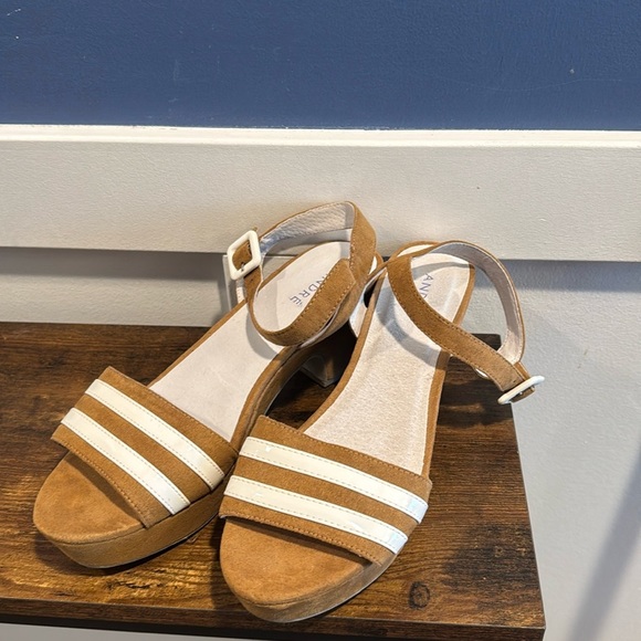 André Assous Womens  Sandals (Shoes size 40) or USA 8 1/2  tan and white stripe - Picture 1 of 11